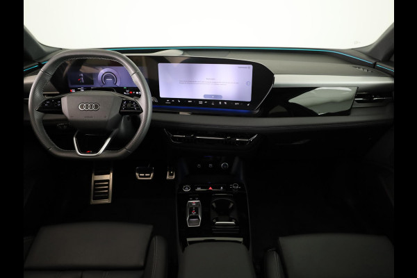 Audi Q6 e-tron S edition performance 100 kWh 306 pk | SOH 99,50% | Verlengde garantie | Navigatie | Warmetepomp | Panoramadak | Trekhaak (wegklapbaar) | Lederen bekleding | B&O Soundsystem | Rondomzicht camera | Head-up display | S-Line |