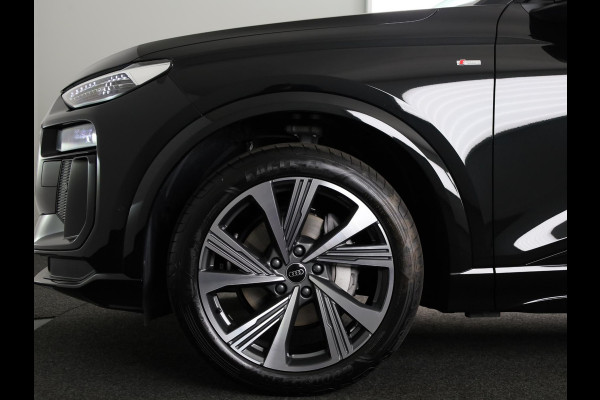 Audi Q6 e-tron S edition performance 100 kWh 306 pk | SOH 99,50% | Verlengde garantie | Navigatie | Warmetepomp | Panoramadak | Trekhaak (wegklapbaar) | Lederen bekleding | B&O Soundsystem | Rondomzicht camera | Head-up display | S-Line |