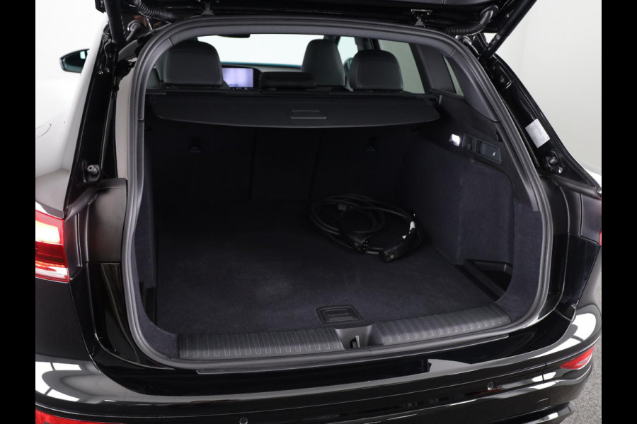 Audi Q6 e-tron S edition performance 100 kWh 306 pk | SOH 99,50% | Verlengde garantie | Navigatie | Warmetepomp | Panoramadak | Trekhaak (wegklapbaar) | Lederen bekleding | B&O Soundsystem | Rondomzicht camera | Head-up display | S-Line |