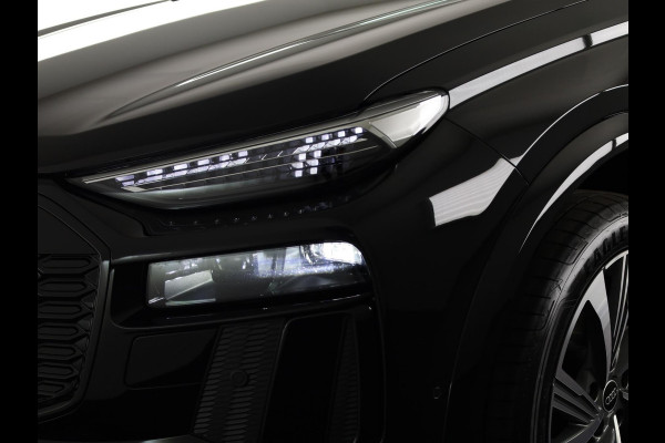 Audi Q6 e-tron S edition performance 100 kWh 306 pk | SOH 99,50% | Verlengde garantie | Navigatie | Warmetepomp | Panoramadak | Trekhaak (wegklapbaar) | Lederen bekleding | B&O Soundsystem | Rondomzicht camera | Head-up display | S-Line |