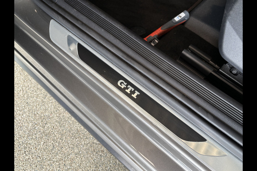 Volkswagen Polo 2.0 TSi 200pk GTi DSG 5-drs. SCHUIFDAK/BEATS/KEYLESS/CAMERA/DODEHOEK/1E EIGENAAR!
