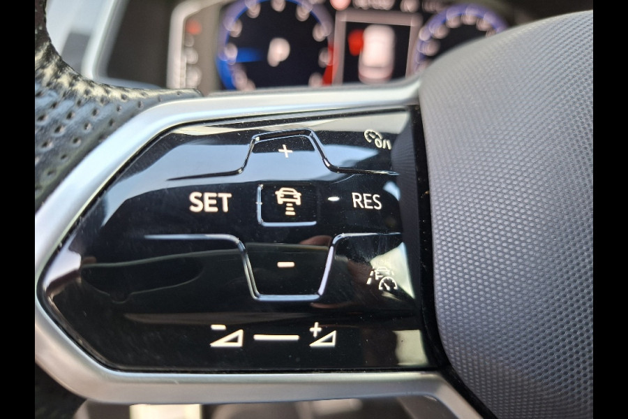 Volkswagen Tiguan 1.5 TSI R-Line Blackstyle * Panoramadak * Stoel/stuurverwarming * Navigatiesysteem
