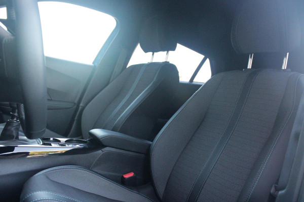 Peugeot 2008 1.2 130PK ALLURE PACK | TREKHAAK AFNEEMBAAR | NAVIGATIE 10" TOUCHSCREEN | APPLE CARPLAY/ANDROID AUTO | ACHTERUITRIJ CAMERA | 3-D INSTRUMENTENPANEEL | CLIMATE CONTROL | CRUISE CONTROL | KEYLESS ENTRY / START | 17" LICHTMETALEN VELGEN |
