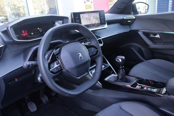 Peugeot 2008 1.2 130PK ALLURE PACK | TREKHAAK AFNEEMBAAR | NAVIGATIE 10" TOUCHSCREEN | APPLE CARPLAY/ANDROID AUTO | ACHTERUITRIJ CAMERA | 3-D INSTRUMENTENPANEEL | CLIMATE CONTROL | CRUISE CONTROL | KEYLESS ENTRY / START | 17" LICHTMETALEN VELGEN |