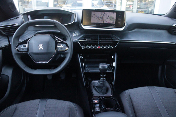 Peugeot 2008 1.2 130PK ALLURE PACK | TREKHAAK AFNEEMBAAR | NAVIGATIE 10" TOUCHSCREEN | APPLE CARPLAY/ANDROID AUTO | ACHTERUITRIJ CAMERA | 3-D INSTRUMENTENPANEEL | CLIMATE CONTROL | CRUISE CONTROL | KEYLESS ENTRY / START | 17" LICHTMETALEN VELGEN |
