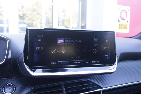 Peugeot 2008 1.2 130PK ALLURE PACK | TREKHAAK AFNEEMBAAR | NAVIGATIE 10" TOUCHSCREEN | APPLE CARPLAY/ANDROID AUTO | ACHTERUITRIJ CAMERA | 3-D INSTRUMENTENPANEEL | CLIMATE CONTROL | CRUISE CONTROL | KEYLESS ENTRY / START | 17" LICHTMETALEN VELGEN |