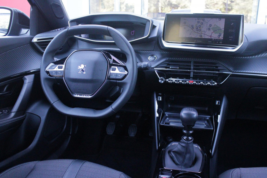 Peugeot 2008 1.2 130PK ALLURE PACK | TREKHAAK AFNEEMBAAR | NAVIGATIE 10" TOUCHSCREEN | APPLE CARPLAY/ANDROID AUTO | ACHTERUITRIJ CAMERA | 3-D INSTRUMENTENPANEEL | CLIMATE CONTROL | CRUISE CONTROL | KEYLESS ENTRY / START | 17" LICHTMETALEN VELGEN |