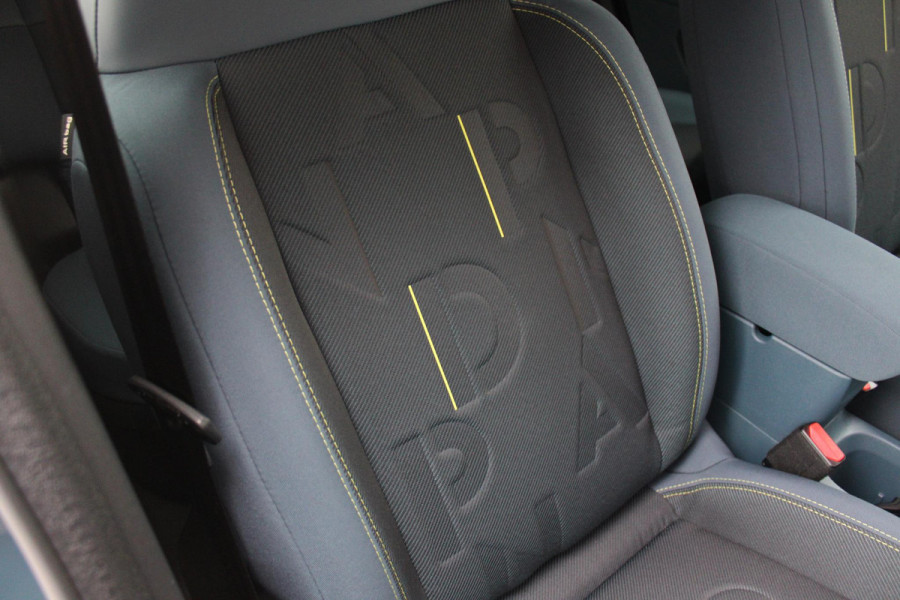Fiat Grande Panda 1.2 Hybrid 110PK AUTOMAAT ICON | PACK STYLE: 16" LICHTMETALEN VELGEN HOOGGLANS ZWART, DAKRAILS ZWART, EXTRA GETINTE ACHTERRUITEN, IN HOOGTE VERSTELBARE PASSAGIERSSTOEL, MIDDENARMSTEUN, STYLE VOOR EN ACHTERBUMPER, STYLE DASHBOARD) | CRUISE CONTROL | DAB+ RADIO | APPLE CARPLAY/ANDROID AUTO |