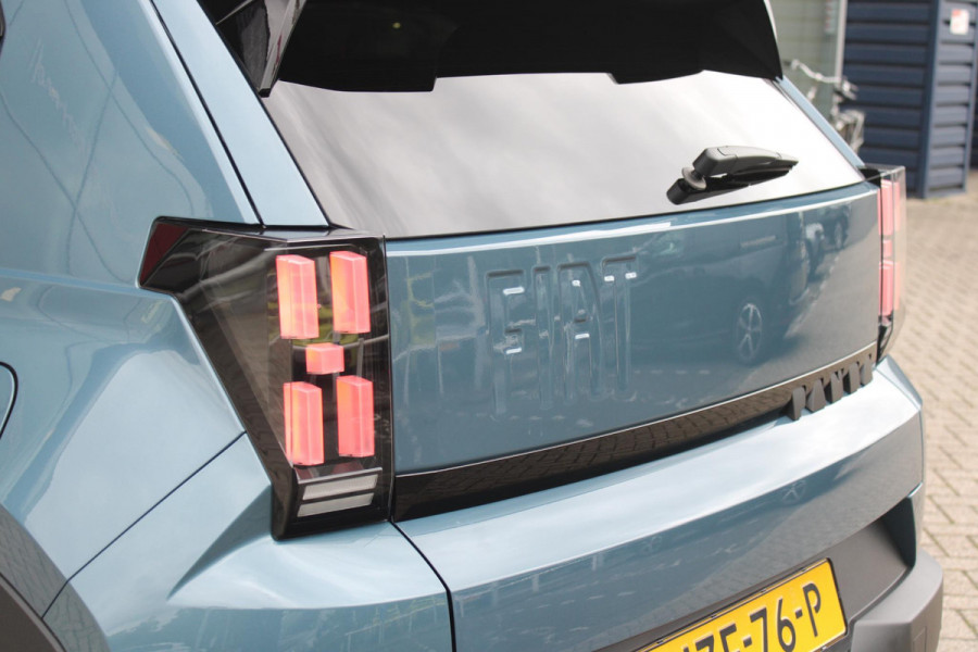 Fiat Grande Panda 1.2 Hybrid 110PK AUTOMAAT ICON | PACK STYLE: 16" LICHTMETALEN VELGEN HOOGGLANS ZWART, DAKRAILS ZWART, EXTRA GETINTE ACHTERRUITEN, IN HOOGTE VERSTELBARE PASSAGIERSSTOEL, MIDDENARMSTEUN, STYLE VOOR EN ACHTERBUMPER, STYLE DASHBOARD) | CRUISE CONTROL | DAB+ RADIO | APPLE CARPLAY/ANDROID AUTO |