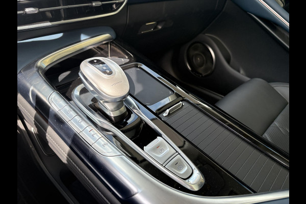 VOYAH Free Flagship 4WD 106 kWh | Panoramadak | Dynaudio Hi-FI | 360° Camera | Luchtvering | Adaptieve Cruise Control | Dodehoekassistent | Elektrisch Verstelbare Stoelen + Massage | Stoelverwarming | Stoelventilatie | Sfeerverlichting |
