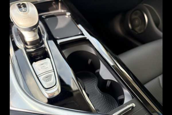 VOYAH Free Flagship 4WD 106 kWh | Panoramadak | Dynaudio Hi-FI | 360° Camera | Luchtvering | Adaptieve Cruise Control | Dodehoekassistent | Elektrisch Verstelbare Stoelen + Massage | Stoelverwarming | Stoelventilatie | Sfeerverlichting |