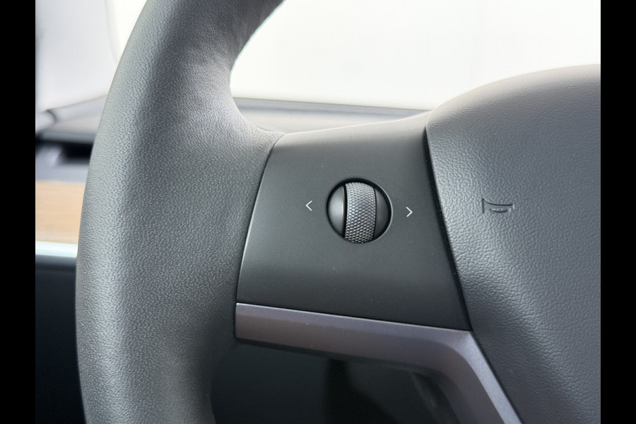 Tesla Model 3 RWD 60kWh Warmtepomp LFP-Accu SOH 91% Traffic Aware Cruise Control+Autom.Sturen Camera's Navi Ecc Stoel+Stuurverwarming Elek.Ach Lmv 19" AMD Ryzen™ Elek.Stoelen+Memory Isofix Regen-Lichtsensor 1e Eigenaar Origineel Nederlandse Auto