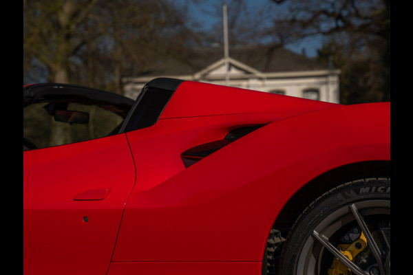 Ferrari 488 Spider | Front-lift | Pista wheels | Carbon stuur + LED's | Adapt. koplampen | Rosso Scuderia