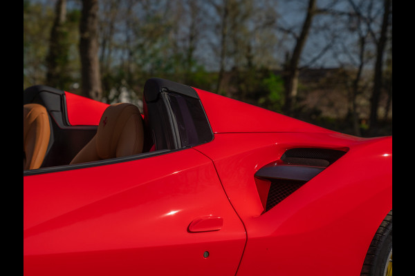 Ferrari 488 Spider | Front-lift | Pista wheels | Carbon stuur + LED's | Adapt. koplampen | Rosso Scuderia
