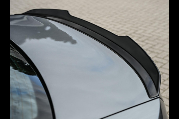 BMW 3-serie 330e | M-Sport | NL auto | Facelift | Stoelverwarming | Camera | Ambiance Interieur | Shadowline | Led Koplampen |