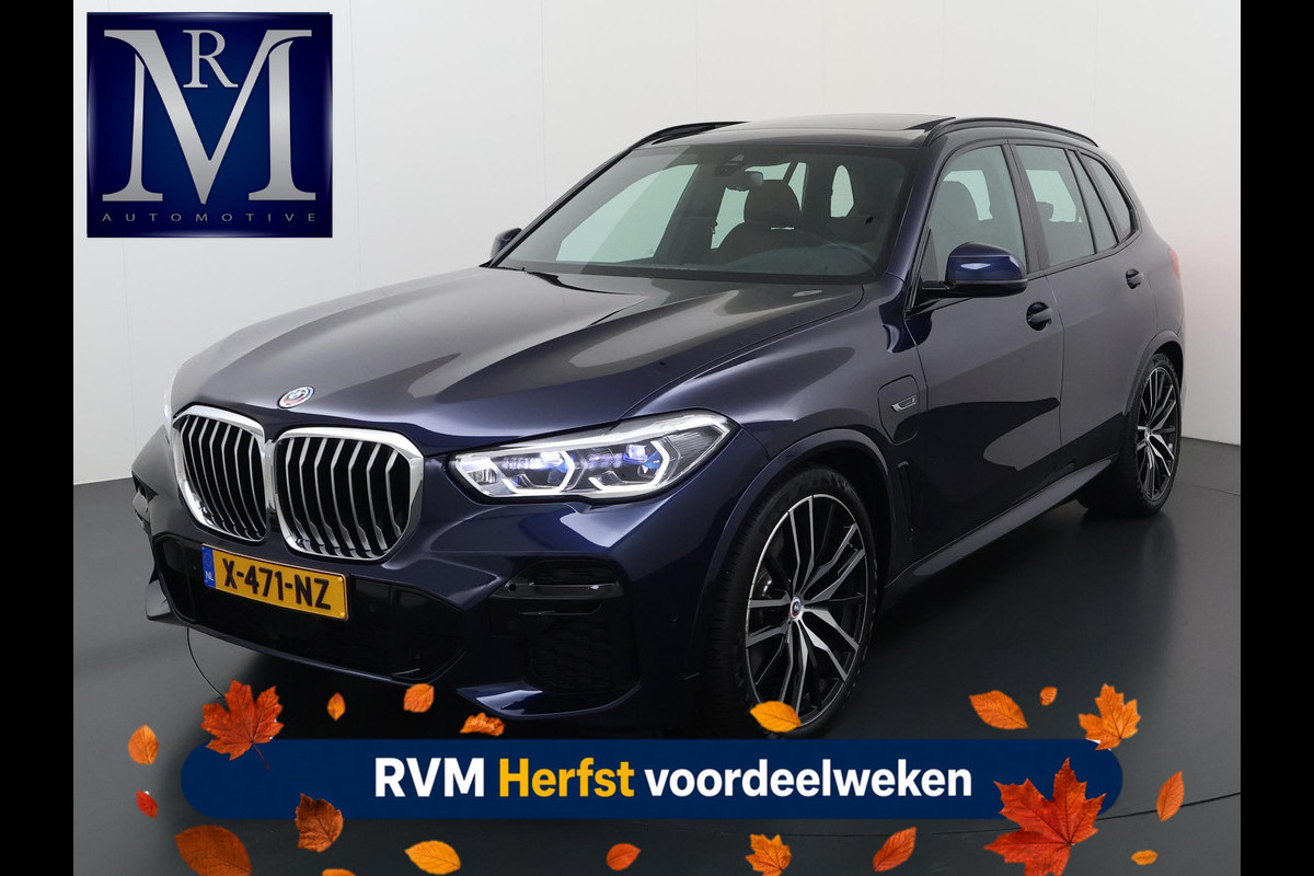BMW X5 xDrive45e High Executive VAN: 59.900,- VOOR: 54.877,- UW HERFSTVOORDEEL: 5.023,-  BOMVOL! | PANO | HARMAN KARDON | LASER LED | ELEK. ACHTER KLEP | ELEK. TREKHAAK | STOELVERWARMING | ELEK. MEM. SEAT | ACHTERUITRIJCAMERA | 22'' VELGEN | RIJKLAAR PRIJS + 12 MND BOVAG GARANTIE |