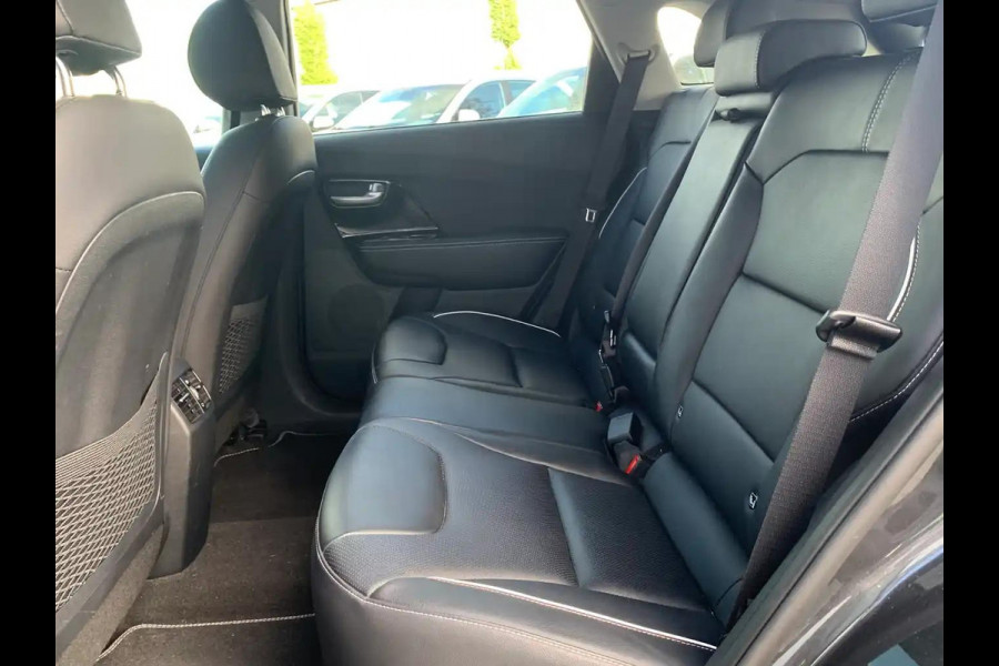 Kia e-Niro ExecutiveLine 64 kWh | Stoel en stuurverwarming | Navigatie | PDC voor en achter | Achteruitrijcamera |