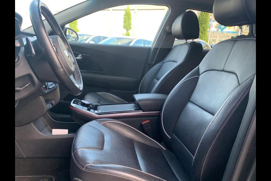 Kia e-Niro ExecutiveLine 64 kWh | Stoel en stuurverwarming | Navigatie | PDC voor en achter | Achteruitrijcamera |