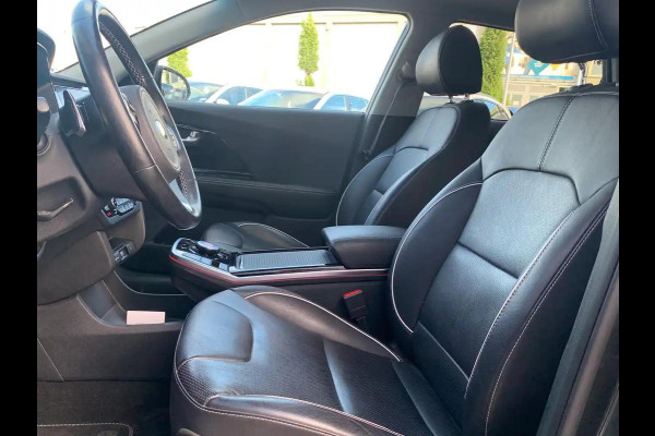 Kia e-Niro ExecutiveLine 64 kWh | Stoel en stuurverwarming | Navigatie | PDC voor en achter | Achteruitrijcamera |