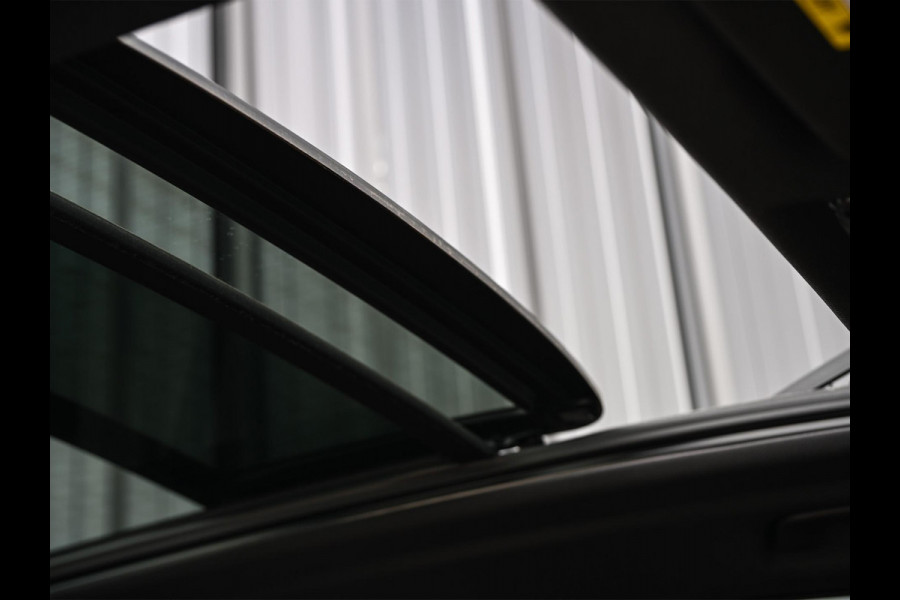 BMW X5 xDrive45e High Executive Panoramadak | M-Performance Seats | NL-Auto | Dealeronderhouden | Carbon Inleg | Active Cruise | Camera | Luchtvering | Memory Seats | Ambiance Interieur | Trekhaak |