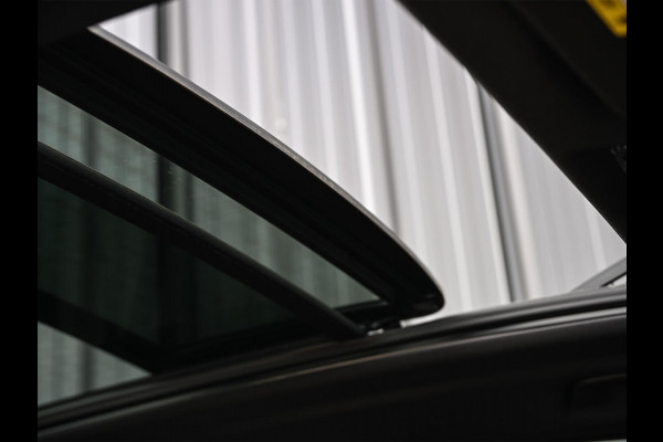 BMW X5 xDrive45e High Executive Panoramadak | M-Performance Seats | NL-Auto | Dealeronderhouden | Carbon Inleg | Active Cruise | Camera | Luchtvering | Memory Seats | Ambiance Interieur | Trekhaak |