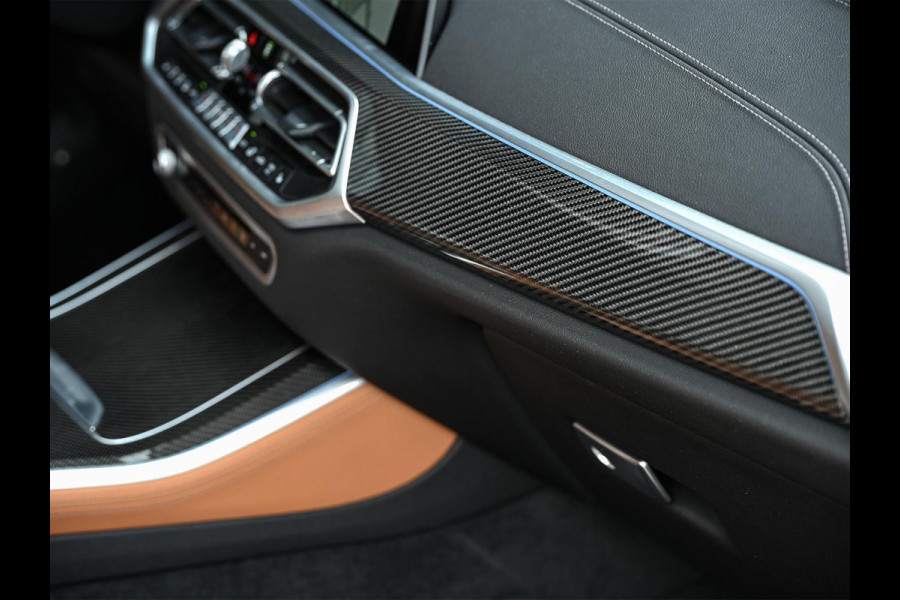 BMW X5 xDrive45e High Executive Panoramadak | M-Performance Seats | NL-Auto | Dealeronderhouden | Carbon Inleg | Active Cruise | Camera | Luchtvering | Memory Seats | Ambiance Interieur | Trekhaak |
