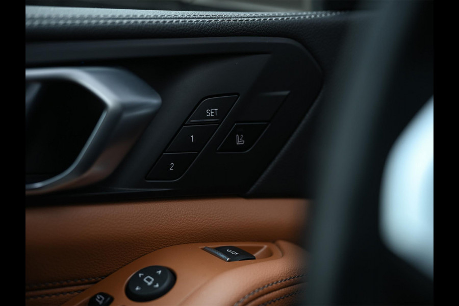 BMW X5 xDrive45e High Executive Panoramadak | M-Performance Seats | NL-Auto | Dealeronderhouden | Carbon Inleg | Active Cruise | Camera | Luchtvering | Memory Seats | Ambiance Interieur | Trekhaak |