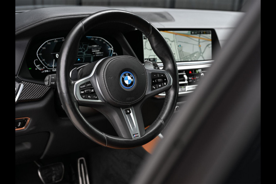 BMW X5 xDrive45e High Executive Panoramadak | M-Performance Seats | NL-Auto | Dealeronderhouden | Carbon Inleg | Active Cruise | Camera | Luchtvering | Memory Seats | Ambiance Interieur | Trekhaak |