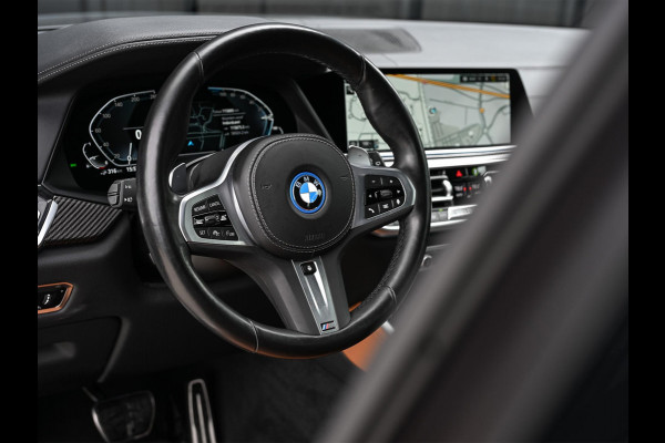 BMW X5 xDrive45e High Executive Panoramadak | M-Performance Seats | NL-Auto | Dealeronderhouden | Carbon Inleg | Active Cruise | Camera | Luchtvering | Memory Seats | Ambiance Interieur | Trekhaak |