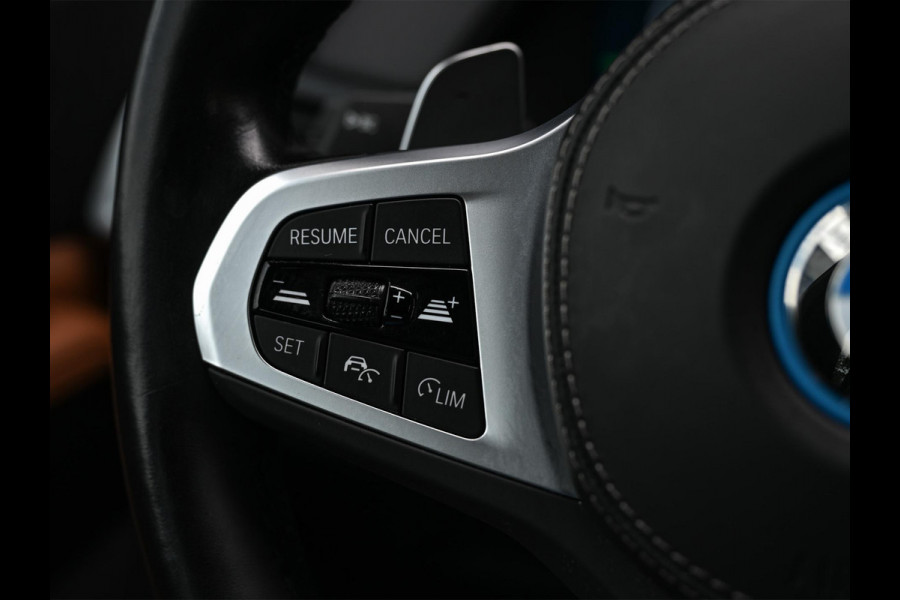 BMW X5 xDrive45e High Executive Panoramadak | M-Performance Seats | NL-Auto | Dealeronderhouden | Carbon Inleg | Active Cruise | Camera | Luchtvering | Memory Seats | Ambiance Interieur | Trekhaak |