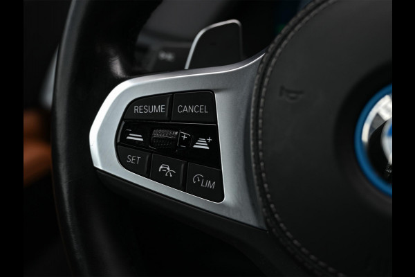 BMW X5 xDrive45e High Executive Panoramadak | M-Performance Seats | NL-Auto | Dealeronderhouden | Carbon Inleg | Active Cruise | Camera | Luchtvering | Memory Seats | Ambiance Interieur | Trekhaak |