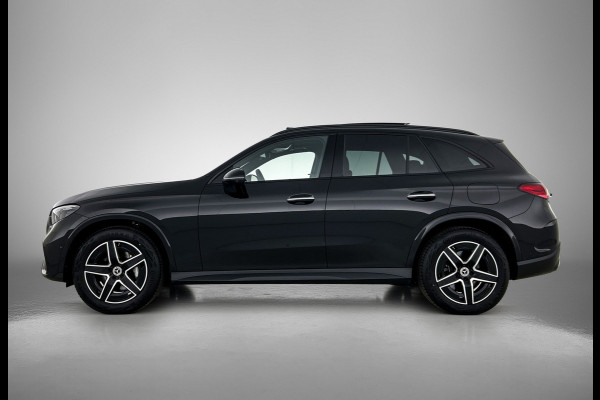 Mercedes-Benz GLC 300 e 4MATIC AMG Plug-In Hybride Luchtvering | AMG Premium | Night Pakket | Alarm klasse 3 | Head-up-Display | Panorama Schuif-Kanteldak. Inclusief 24 maanden MB Certified garantie voor Europa.