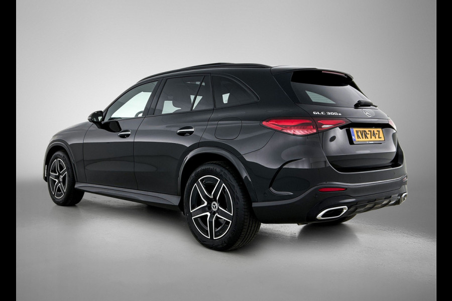 Mercedes-Benz GLC 300 e 4MATIC AMG Plug-In Hybride Luchtvering | AMG Premium | Night Pakket | Alarm klasse 3 | Head-up-Display | Panorama Schuif-Kanteldak. Inclusief 24 maanden MB Certified garantie voor Europa.