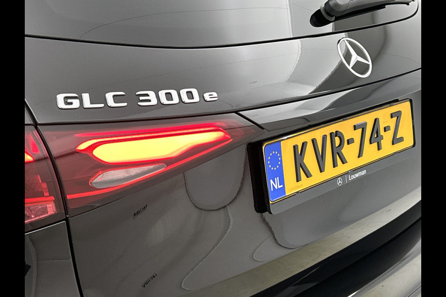 Mercedes-Benz GLC 300 e 4MATIC AMG Plug-In Hybride Luchtvering | AMG Premium | Night Pakket | Alarm klasse 3 | Head-up-Display | Panorama Schuif-Kanteldak. Inclusief 24 maanden MB Certified garantie voor Europa.
