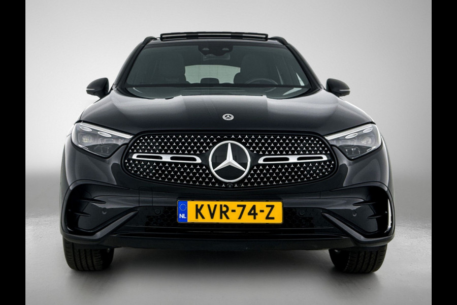 Mercedes-Benz GLC 300 e 4MATIC AMG Plug-In Hybride Luchtvering | AMG Premium | Night Pakket | Alarm klasse 3 | Head-up-Display | Panorama Schuif-Kanteldak. Inclusief 24 maanden MB Certified garantie voor Europa.