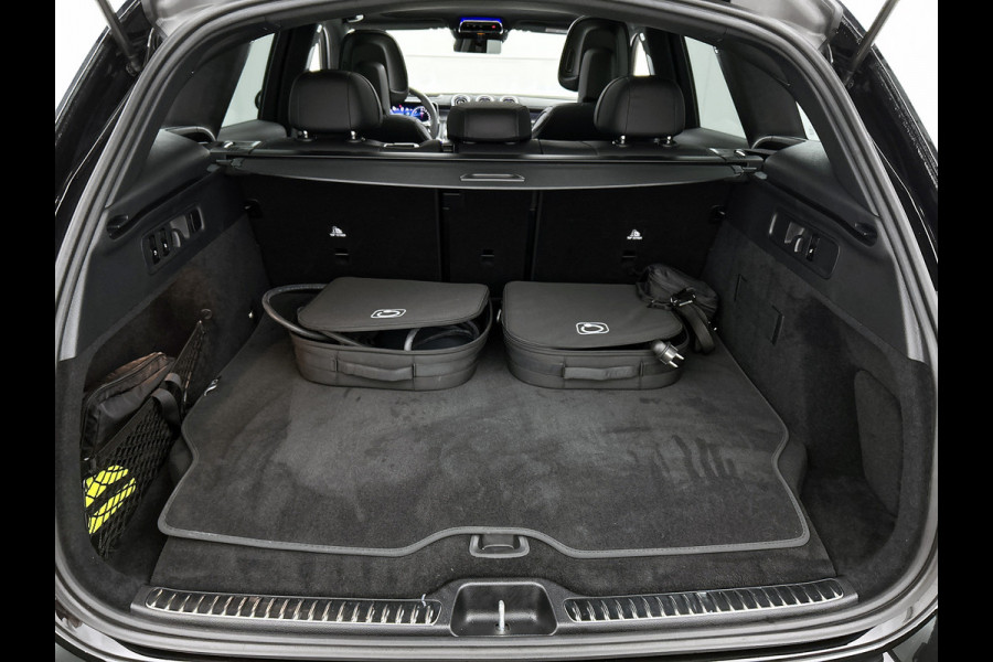 Mercedes-Benz GLC 300 e 4MATIC AMG Plug-In Hybride Luchtvering | AMG Premium | Night Pakket | Alarm klasse 3 | Head-up-Display | Panorama Schuif-Kanteldak. Inclusief 24 maanden MB Certified garantie voor Europa.