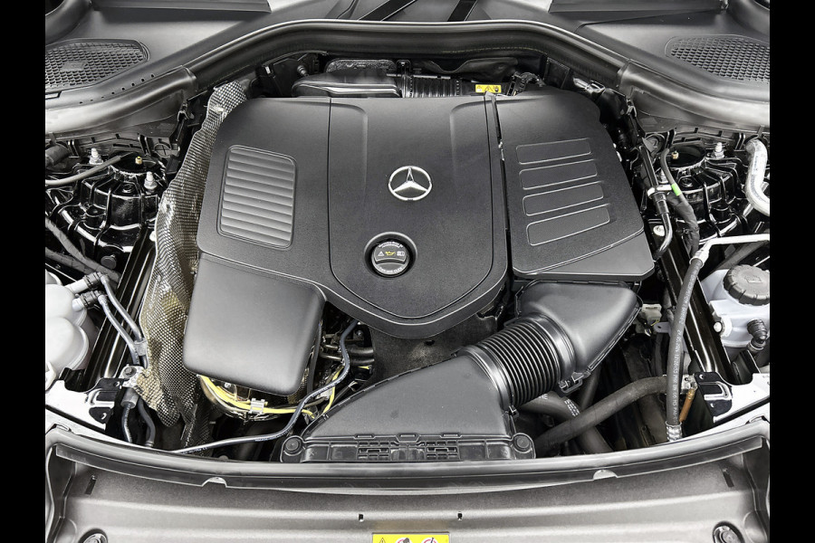 Mercedes-Benz GLC 300 e 4MATIC AMG Plug-In Hybride Luchtvering | AMG Premium | Night Pakket | Alarm klasse 3 | Head-up-Display | Panorama Schuif-Kanteldak. Inclusief 24 maanden MB Certified garantie voor Europa.