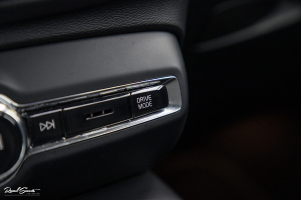Volvo XC40 1.5 T4 Plug-in hybrid Plus Dark | Adaptieve cruise | Memory | Blis | Harman Kardon |