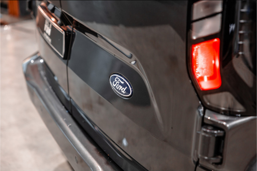 Ford Transit Custom 320 2.0 TDCI 150 PK L2H1 Limited | 6-zitter | ACC | Blind Spot | Navigatie | CarPlay | Camera | Trekhaak | Stoel- en stuurwielverwarming | DAB | BPM Vrij | Luxe dubbel cabine