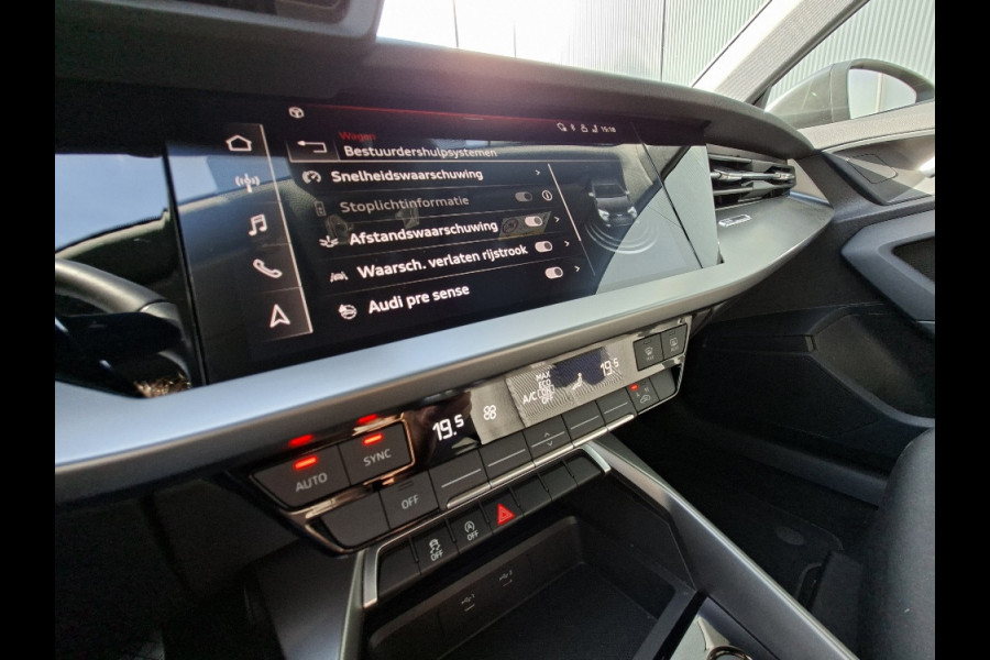 Audi A3 Limousine 30 TFSI AUTOMAAT * Carplay * Climate Control * Parkeersensoren *