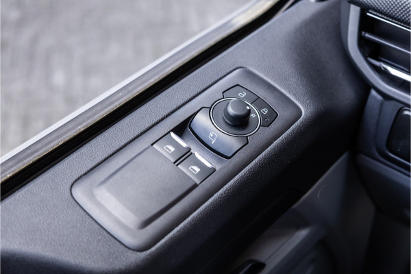 Ford Transit Custom 320 2.0 TDCI 150 PK L2H1 Limited | 6-zitter | ACC | Blind Spot | Navigatie | CarPlay | Camera | Trekhaak | Stoel- en stuurwielverwarming | DAB | BPM Vrij | Luxe dubbel cabine