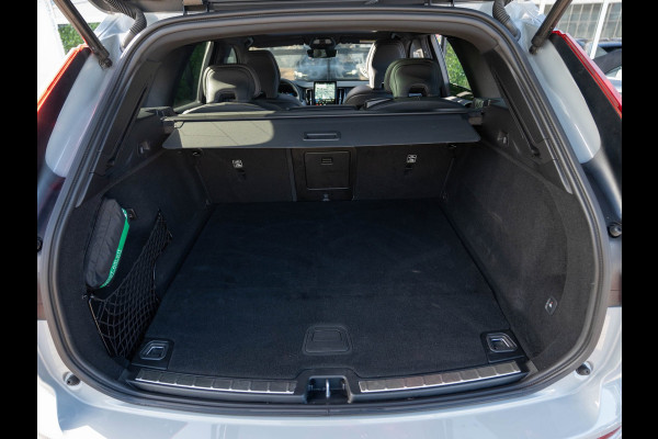 Volvo XC60 2.0 T6 Plug-in hybrid AWD Plus Black Edition | Pano | Surround View | Trekhaak | BTW