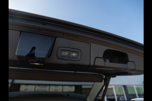 Volvo XC60 2.0 T6 Plug-in hybrid AWD Plus Black Edition | Pano | Surround View | Trekhaak | BTW