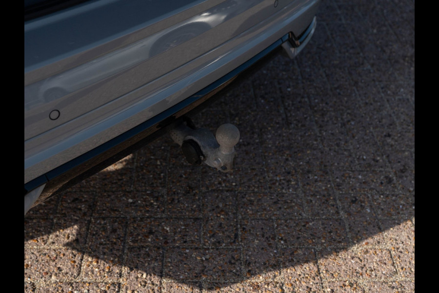 Volvo XC60 2.0 T6 Plug-in hybrid AWD Plus Black Edition | Pano | Surround View | Trekhaak | BTW