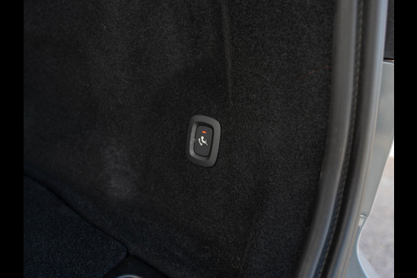 Volvo XC60 2.0 T6 Plug-in hybrid AWD Plus Black Edition | Pano | Surround View | Trekhaak | BTW
