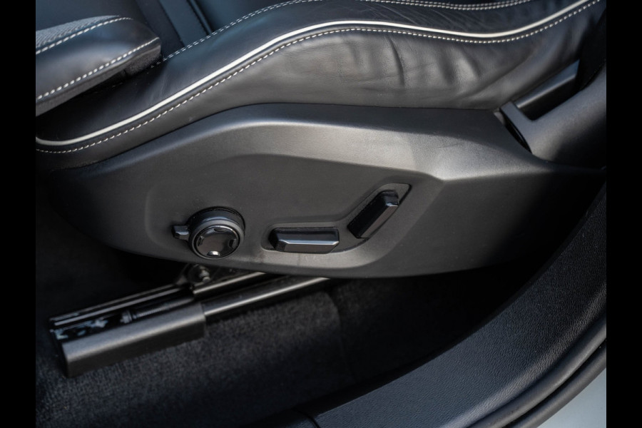 Volvo XC60 2.0 T6 Plug-in hybrid AWD Plus Black Edition | Pano | Surround View | Trekhaak | BTW