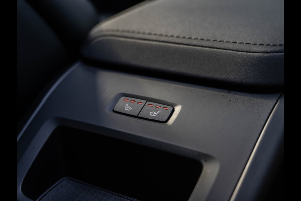 Volvo XC60 2.0 T6 Plug-in hybrid AWD Plus Black Edition | Pano | Surround View | Trekhaak | BTW