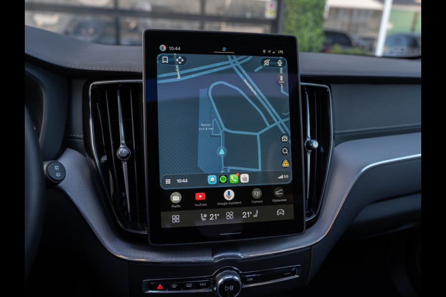Volvo XC60 2.0 T6 Plug-in hybrid AWD Plus Black Edition | Pano | Surround View | Trekhaak | BTW