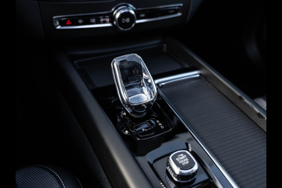 Volvo XC60 2.0 T6 Plug-in hybrid AWD Plus Black Edition | Pano | Surround View | Trekhaak | BTW