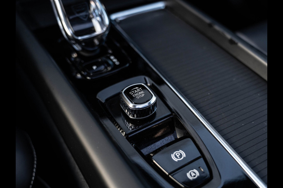 Volvo XC60 2.0 T6 Plug-in hybrid AWD Plus Black Edition | Pano | Surround View | Trekhaak | BTW